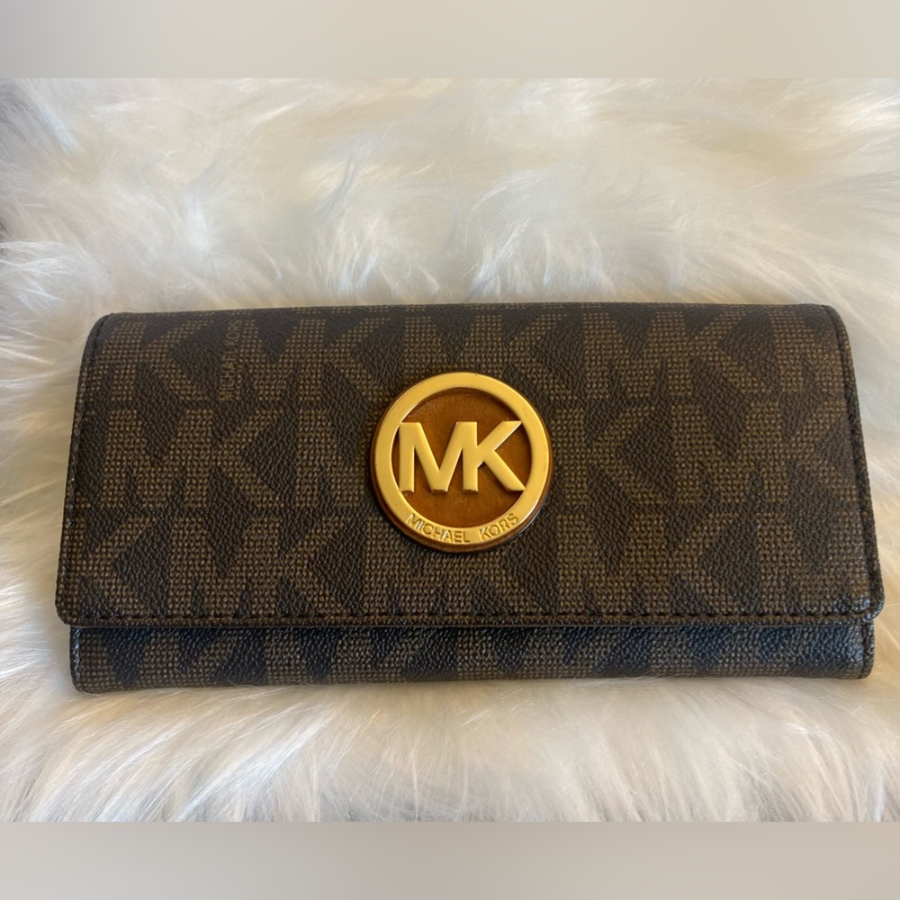 ⭐️ Authentic MICHAEL Micheal Kors Monogram Leather Wallet.
